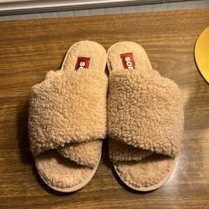 NWOT Sorel Women's Go Mail Run Slipper faux fur upper and a rubber sole.  Size 7